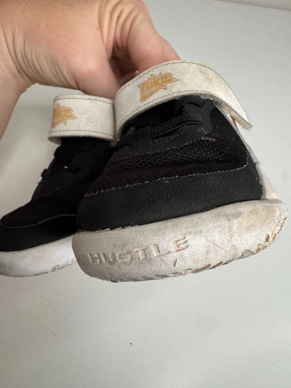 Nike Team Hustle D10 Baby Shoes Boys 8C Black White Hook and Loop Strap Leather